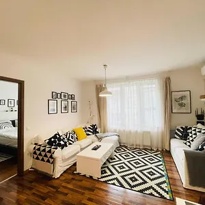 https://colton-szkely-mihly-apartment.inbudapesthotels.com